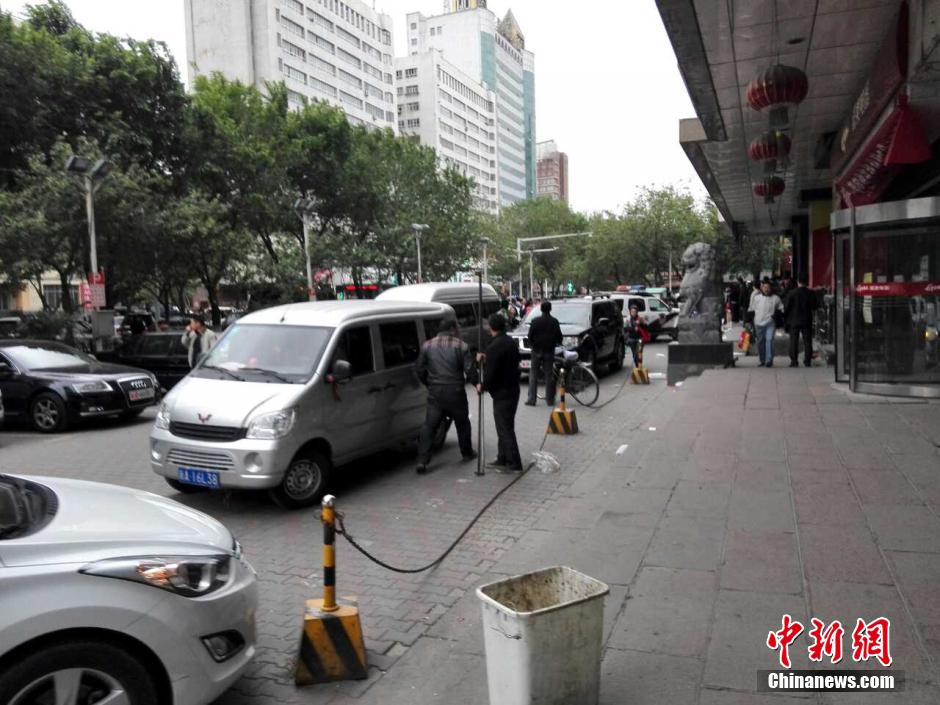自治區(qū)和烏魯木齊市有關(guān)部門迅速處置，傷員已全部送往醫(yī)院救治。