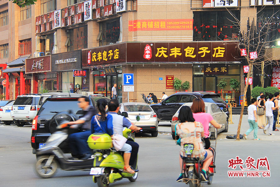 “慶豐包子店”位于路口拐角處,人流量車流量很大,堪稱黃金位置。