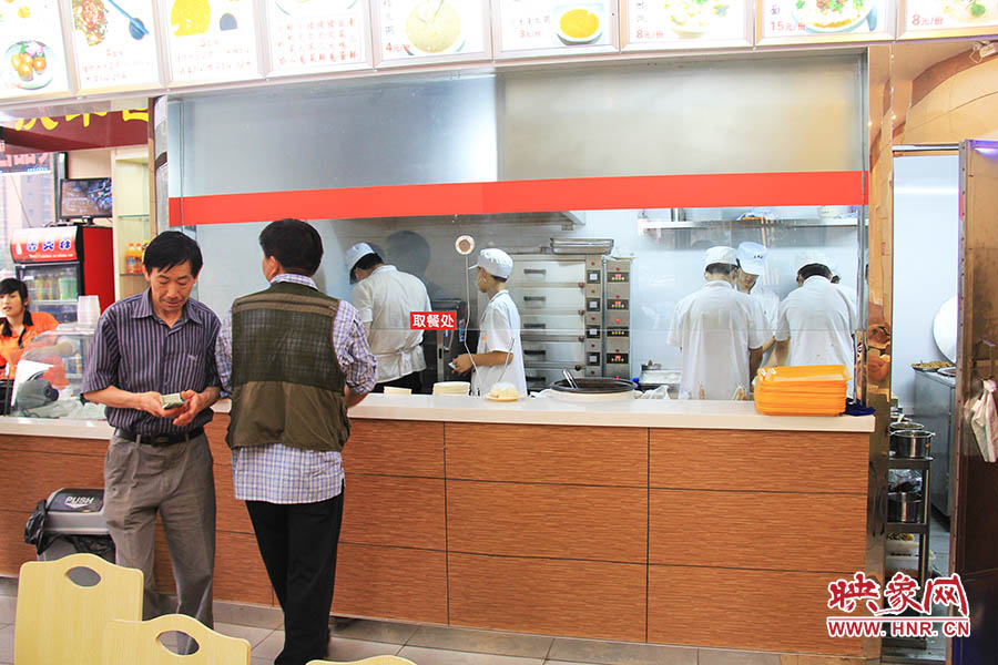 店面仍處于“試營業(yè)”狀態(tài),后廚的設(shè)備嶄新,看起來還算整潔。