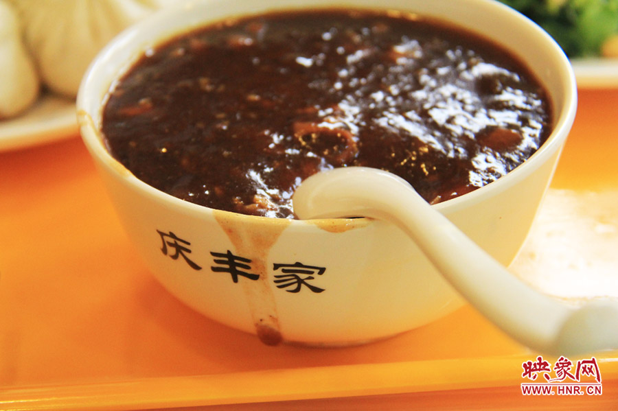 一碗炒肝,看上去也有滋有味。