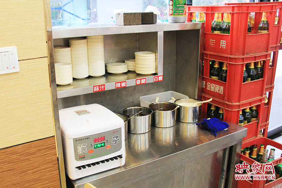 調(diào)料、小碟、餐具也都被放在另一張單獨(dú)的桌子上,需要用餐者“自助”。