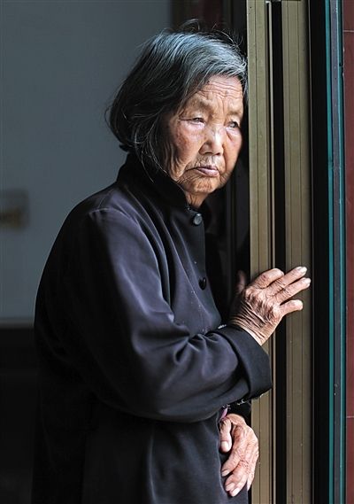為了能“睡棺木”土葬，潘秀英四次喝農(nóng)藥自殺，后被搶救過來。