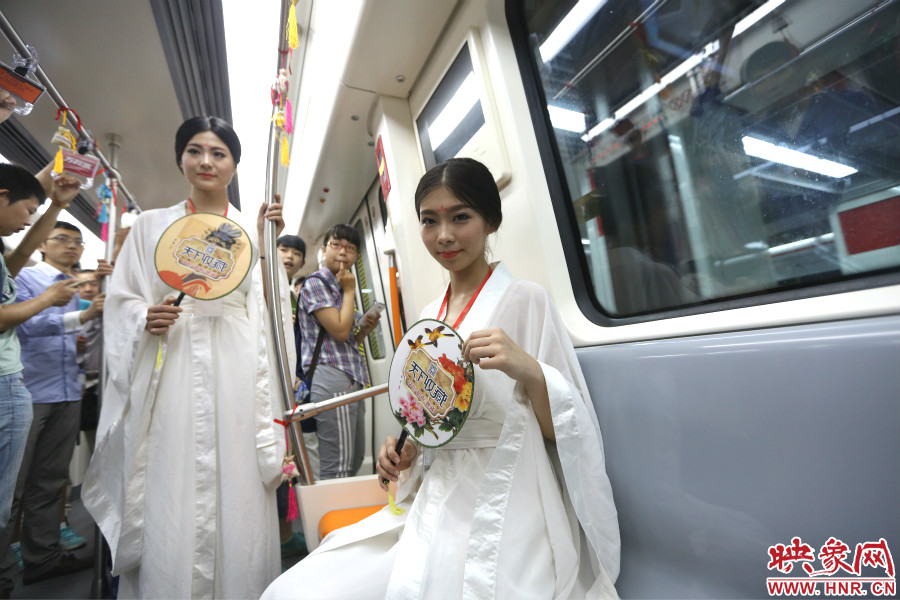 乘著龍舟“穿越”到鄭州的兩位古裝美女。