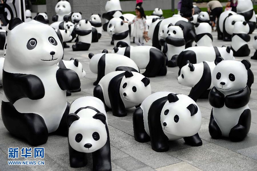 這是6月2日在上海靜安嘉里中心廣場(chǎng)拍攝的萌態(tài)百出的“熊貓”大軍。