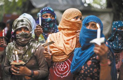 印度民眾舉行紀(jì)念儀式，悼念在強(qiáng)奸案中遇害的兩名少女。