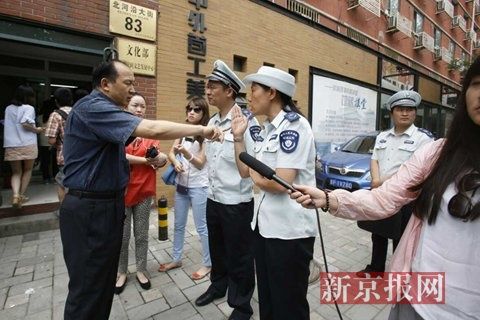 市環(huán)保局和東城區(qū)環(huán)保局聯(lián)合出動，再次檢查國家文物局食堂環(huán)境污染問題，在門口受阻。新京報記者 高瑋 攝
