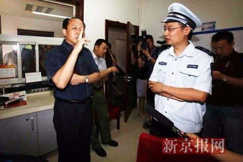 國家文物局的一名工作人員正在與執(zhí)法人員對峙。新京報記者 高瑋 攝