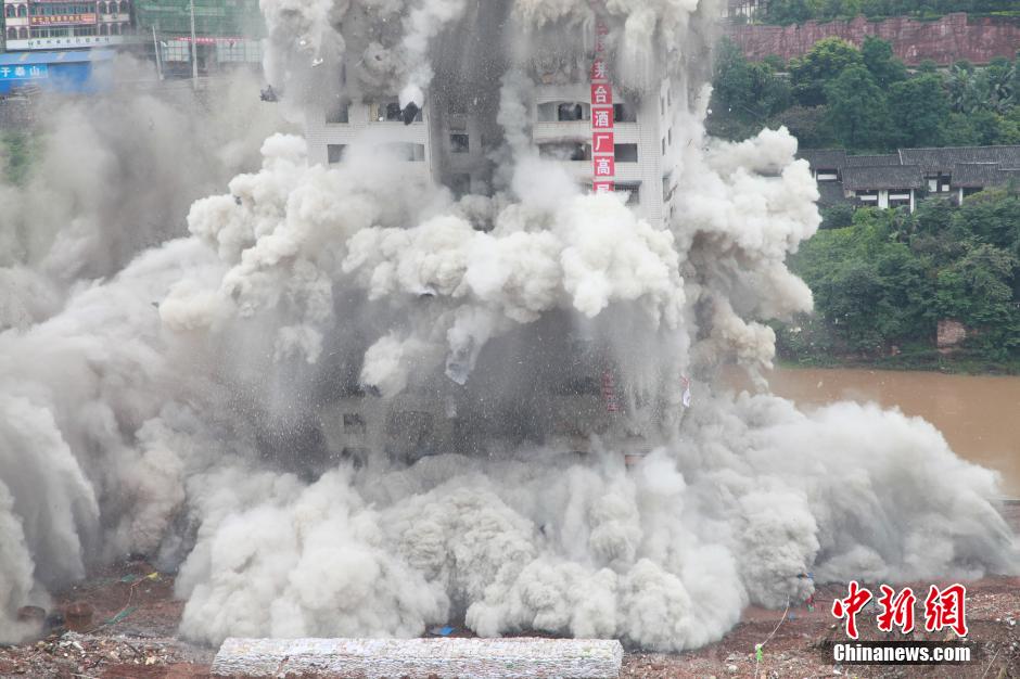 6月6日13時(shí)，貴州仁懷茅臺(tái)大橋及鐘樓整體爆破成功。