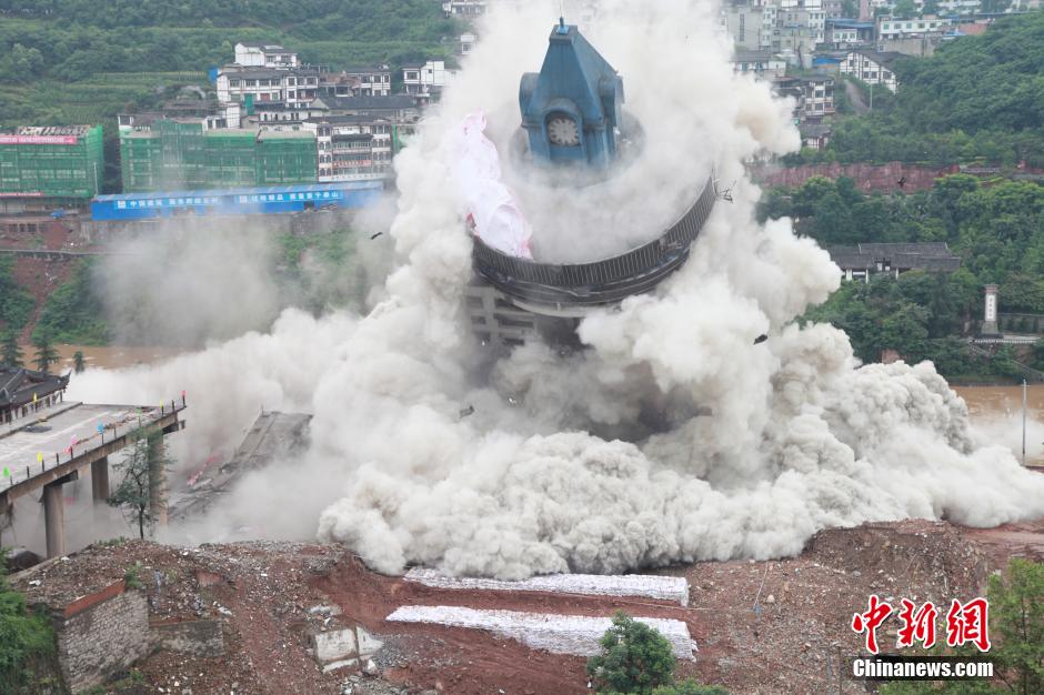 6月6日13時(shí)，貴州仁懷茅臺(tái)大橋及鐘樓整體爆破成功。