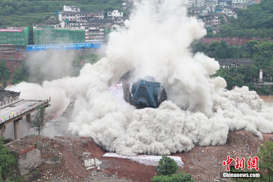 6月6日13時(shí)，貴州仁懷茅臺(tái)大橋及鐘樓整體爆破成功。