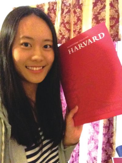 一米七二的身高，小麥色的皮膚，長(zhǎng)發(fā)近乎及腰，灰色的連衣裙，當(dāng)“美范兒”十足的張媛琦出現(xiàn)在記者面前時(shí)，記者很難想象如此成熟的她才只有19歲。