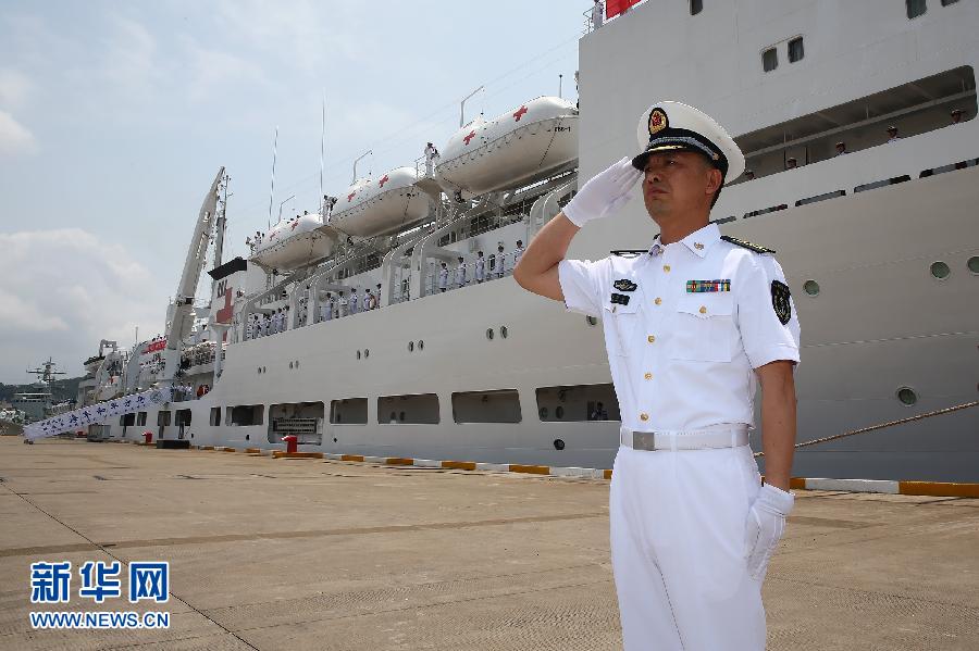  6月9日，在浙江舟山某軍港，和平方舟醫(yī)院船船長章榮華請示起航。