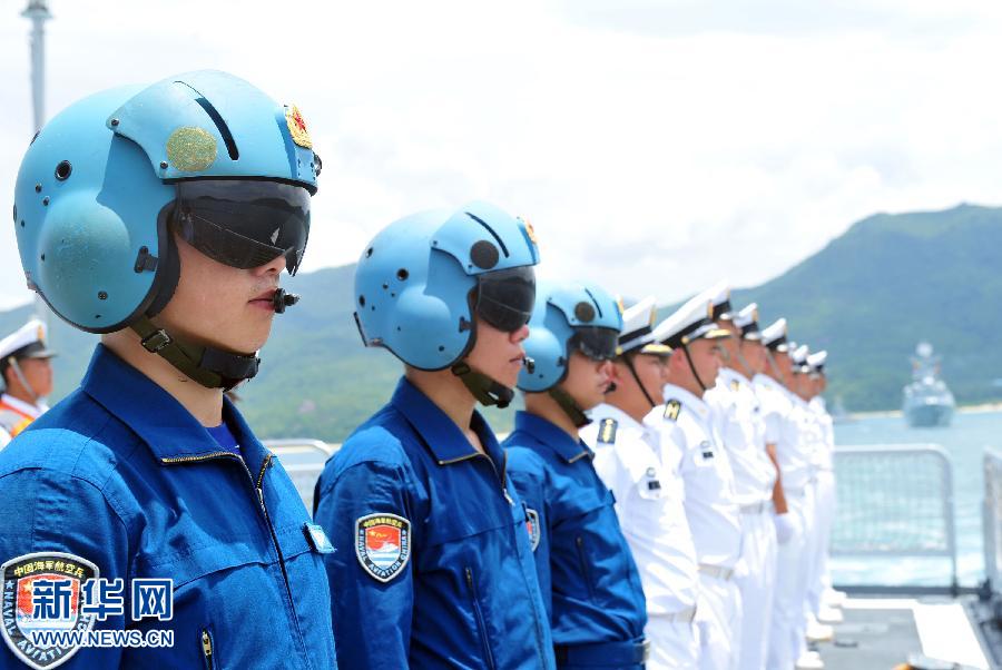  6月9日，在三亞某軍港，隨?？谂瀰⒀莸呐炤d直升機(jī)飛行員整裝待發(fā)。