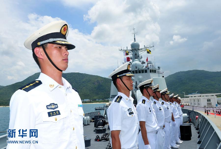 6月9日，在三亞某軍港，海口艦官兵在艦艏列隊。