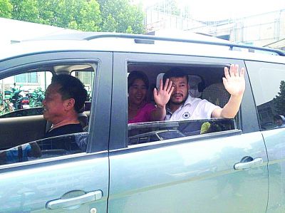 孫正龍和妻子、家人，揮手和醫(yī)護人員告別。張凌飛