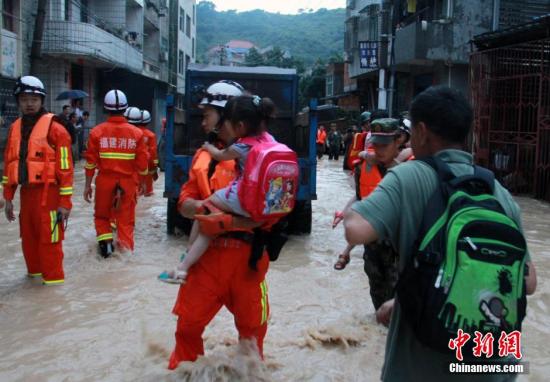 6月19日，短時(shí)強(qiáng)降雨導(dǎo)致福州長(zhǎng)樂市玉田鎮(zhèn)轄區(qū)內(nèi)多處被洪水圍困，大量人員被困。朱曉航 黃綠榮 圖/文