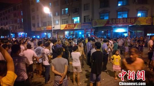 事發(fā)后民眾仍未離去。 王剛 攝