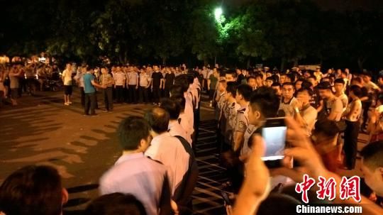 大批警力集中撤離現(xiàn)場。 王剛 攝