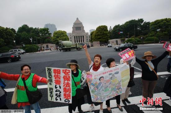 當(dāng)?shù)貢r(shí)間5月13日，日本示威者在位于東京的國會(huì)議事堂外高喊口號(hào)，反對(duì)日本政府計(jì)劃修憲以解禁自衛(wèi)權(quán)。