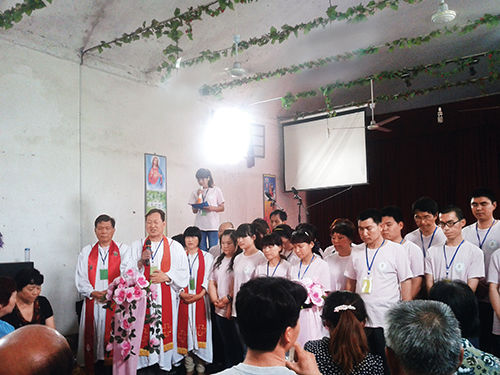 2013 年初，“全范圍教會(huì)”的信徒在參加集會(huì)。