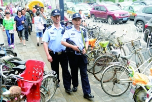 人流密集的街頭,持槍巡邏。