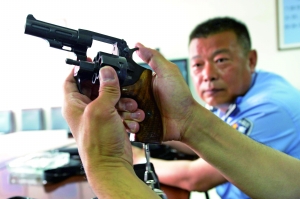 出發(fā)前,認(rèn)真檢查槍械。