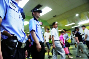 地鐵內(nèi),攜槍巡邏。