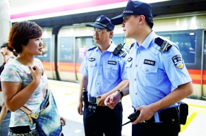 地鐵內(nèi),遇到群眾求助。