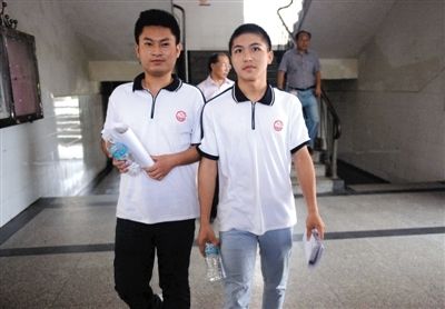 昨日下午5時,江西宜春“奪刀少年”柳艷兵和易政勇順利完成單獨高考,走出考場。