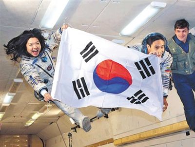 　2007年9月10日，李炤燕（左）在俄羅斯首都莫斯科接受零重力飛行訓(xùn)練。