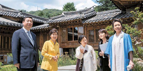 照片中左起分別是習(xí)近平、樸槿惠、家具博物館館長(zhǎng)鄭美淑(音)、隨同翻譯、彭麗媛。