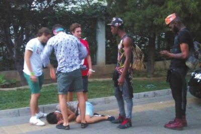 外籍男子路邊發(fā)現(xiàn)醉漢將其圍住。