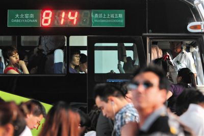 2014年5月22日,乘客在北京大北窯南乘坐開(kāi)往燕郊的814路公交車(chē)。