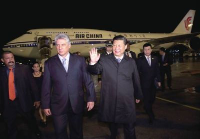 21日晚,習(xí)近平乘坐的專機(jī)抵達(dá)哈瓦那何塞·馬蒂國際機(jī)場。古巴國務(wù)委員會第一副主席兼部長會議第一副主席