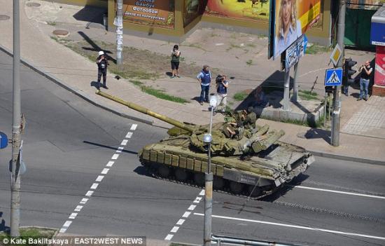 當?shù)貢r間7月21日,烏克蘭政府軍和民間武裝在頓涅茨克機場火車站附近發(fā)生激烈交火,火車站附近街道受到炮