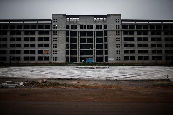 2014年7月11日，安徽省宿州市蕭縣，空置廢棄的縣政府新大樓。 澎湃新聞 楊一 圖