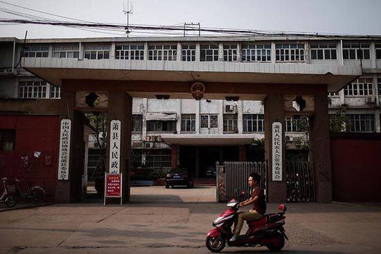 這是一座老城區(qū)的四層老式辦公樓。