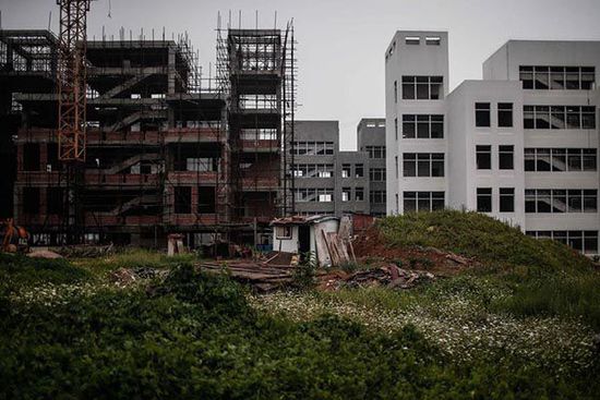 2014年7月11日，安徽省宿州市蕭縣，荒棄的政府新辦公樓前荒草一片。 澎湃新聞 楊一 圖