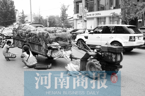 兩車相蹭后，小陳與妻子慌了神