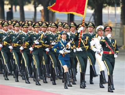 昨日，151人最大陣容的三軍儀仗隊(duì)，著新式禮賓服接受檢閱。這也是解放軍儀仗隊(duì)、軍樂(lè)團(tuán)新式禮賓服首次亮