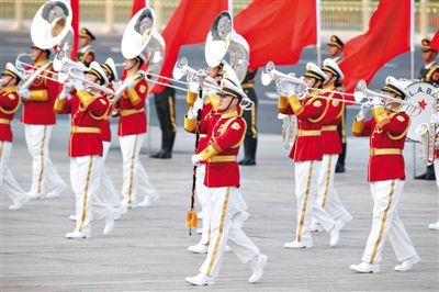 昨日，紅白相配的解放軍軍樂(lè)團(tuán)行進(jìn)演奏服亮相。杜洋 攝