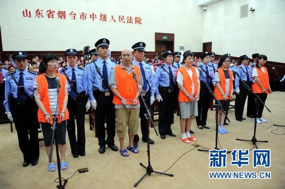 8月21日，被告人張帆、張立冬、呂迎春、張航、張巧聯(lián)到庭。法庭逐一核對(duì)被告人身份。