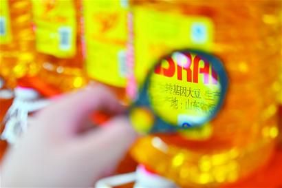 　市場(chǎng)上的轉(zhuǎn)基因油。資料圖