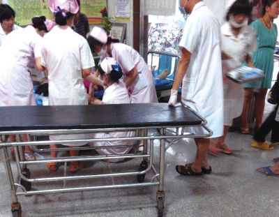 9月22日，在湖南省醴陵市第二醫(yī)院，爆炸事故傷員在接受救治（手機(jī)拍攝）。新華社發(fā)