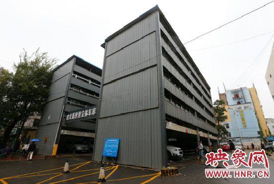 目前，市區(qū)內(nèi)的停車場數(shù)量還不能滿足廣大市民的需求。