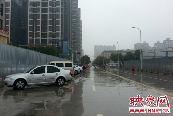 由于停車場分配不均，廣大私家車主選擇將車停在路邊。
