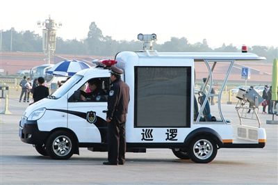 國慶節(jié)將至，昨日，天安門廣場增設(shè)新型巡邏車。該車配有遠(yuǎn)射燈、顯示大屏、車頂攝像頭等設(shè)備。圖/CFP