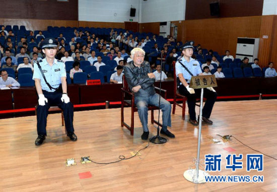 9月29日，方廣云在庭審現(xiàn)場。當日，“合肥房叔”腐敗窩案核心人物方廣云在安徽省廬江縣出庭受審。 新華社記者 郭晨 攝