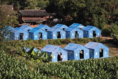 　昨日，云南省景谷縣永平鎮(zhèn)芒費村地震中70受損戶，部分村民安置在帳篷里。
