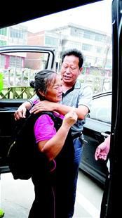 離別時，沈愛蘭（左）擁抱救命恩人李春富